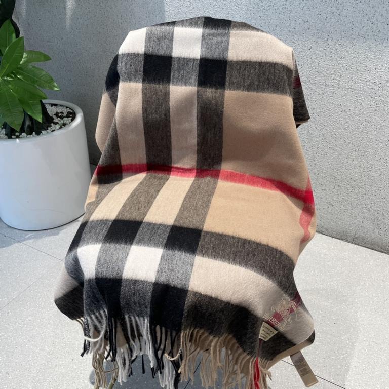 Heavyweight recommended   [top foreign single]   fire N years of the classic grid, when the trend of people have several Burberry scarves in the closet, a small scarf its role can not be underestimated, it is absolutely 