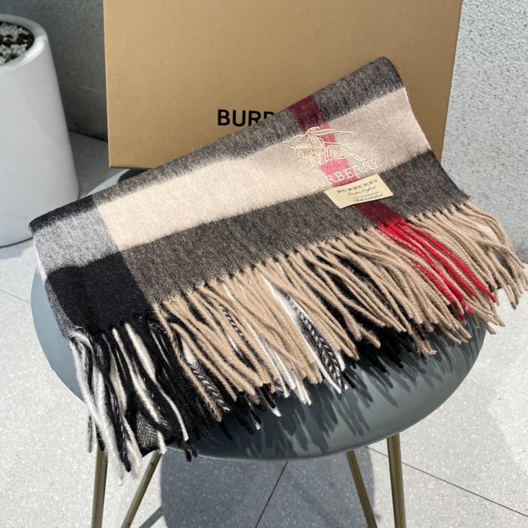 Heavyweight recommended   [top foreign single]   fire N years of the classic grid, when the trend of people have several Burberry scarves in the closet, a small scarf its role can not be underestimated, it is absolutely 