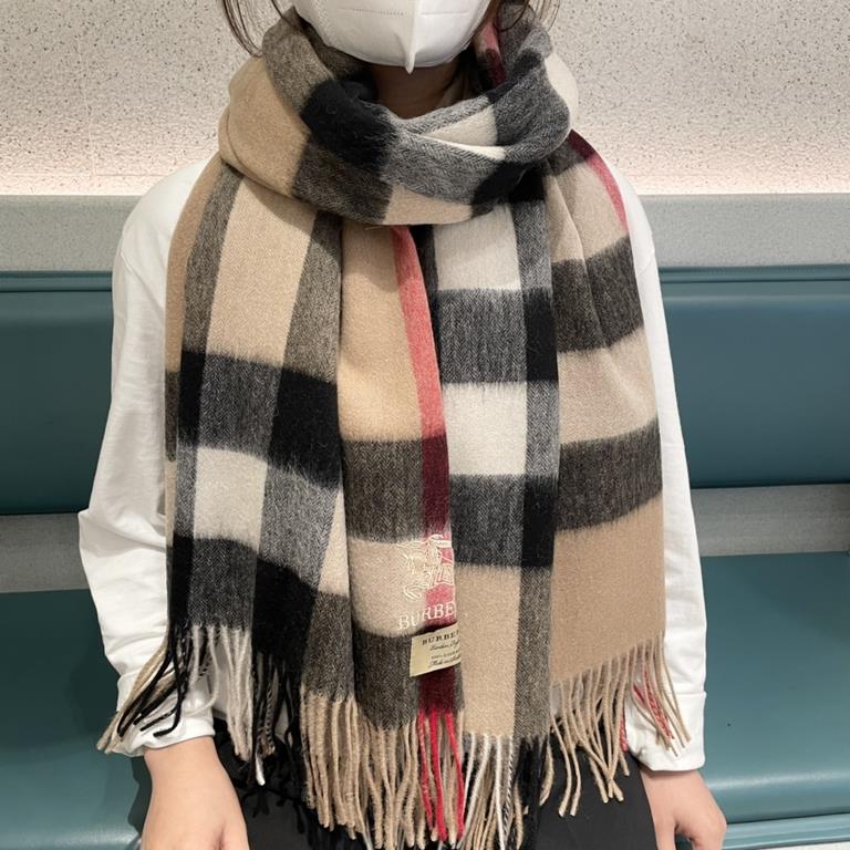 Heavyweight recommended   [top foreign single]   fire N years of the classic grid, when the trend of people have several Burberry scarves in the closet, a small scarf its role can not be underestimated, it is absolutely 