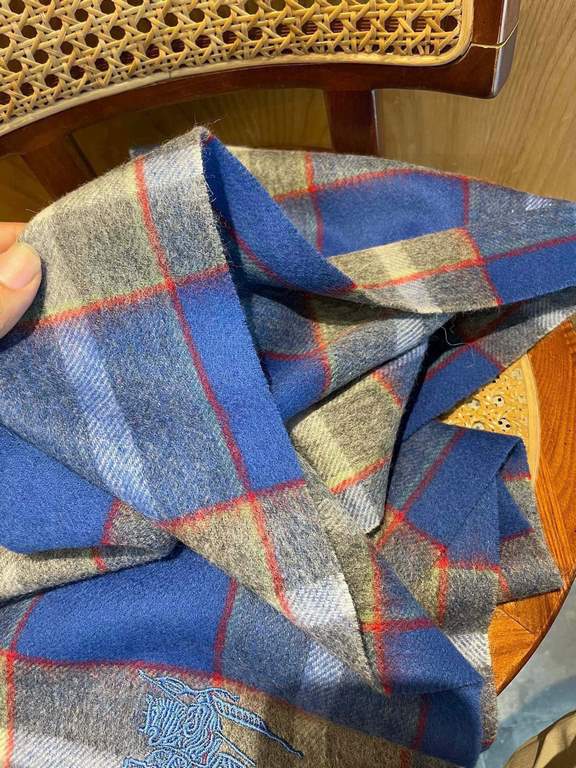 The Burberry Bur cashmere plaid looks crazy good, so stylish and glamorous!!!! Very svelte and stylish fallwinter piece! Really like it, very Classical men's design. Men's stuff less and more! ! 100% cashmere, the feel i