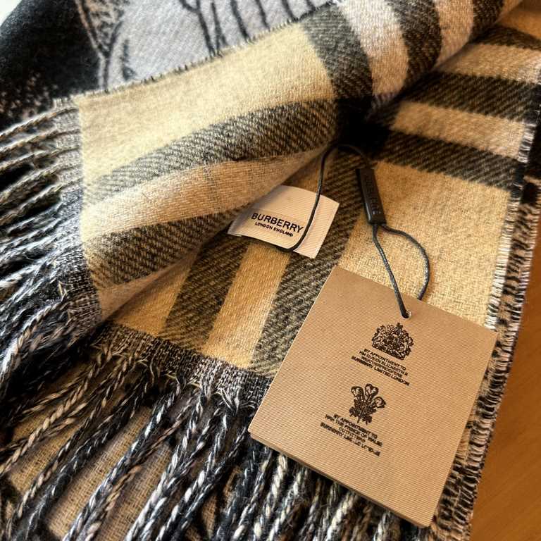 Burberry 23   New   Swan Scarf   Crafted from a selection of soft cashmere fabrics with the brand's oversized plaid and new-season art prints. Crafted from jacquard worsted, it is a vivid rendition of Burberry's iconic p