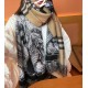 Burberry 23   New   Swan Scarf   Crafted from a selection of soft cashmere fabrics with the brand's oversized plaid and new-season art prints. Crafted from jacquard worsted, it is a vivid rendition of Burberry's iconic p