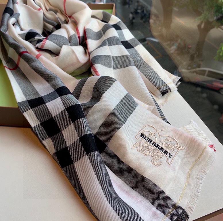 Heavyweight recommended   [top foreign single]   fire N years of the classic grid, when the trend of people have several Burberry scarves in the closet, a small scarf its role can not be underestimated, it is absolutely 