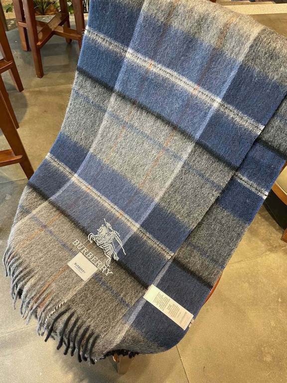 The Burberry Bur cashmere plaid looks crazy good, so stylish and glamorous!!!! Very svelte and stylish fallwinter piece! Really like it, very Classical men's design. Men's stuff less and more! ! 100% cashmere, the feel i