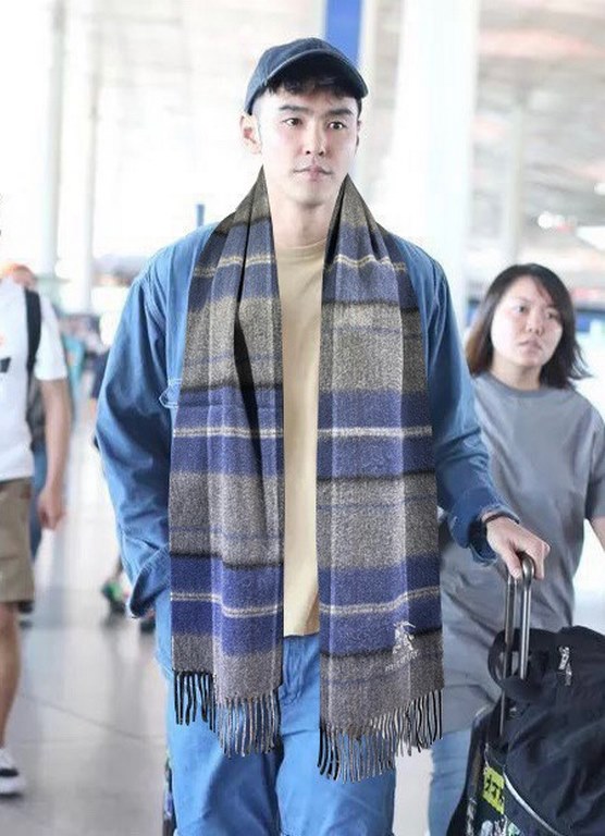 The Burberry Bur cashmere plaid looks crazy good, so stylish and glamorous!!!! Very svelte and stylish fallwinter piece! Really like it, very Classical men's design. Men's stuff less and more! ! 100% cashmere, the feel i