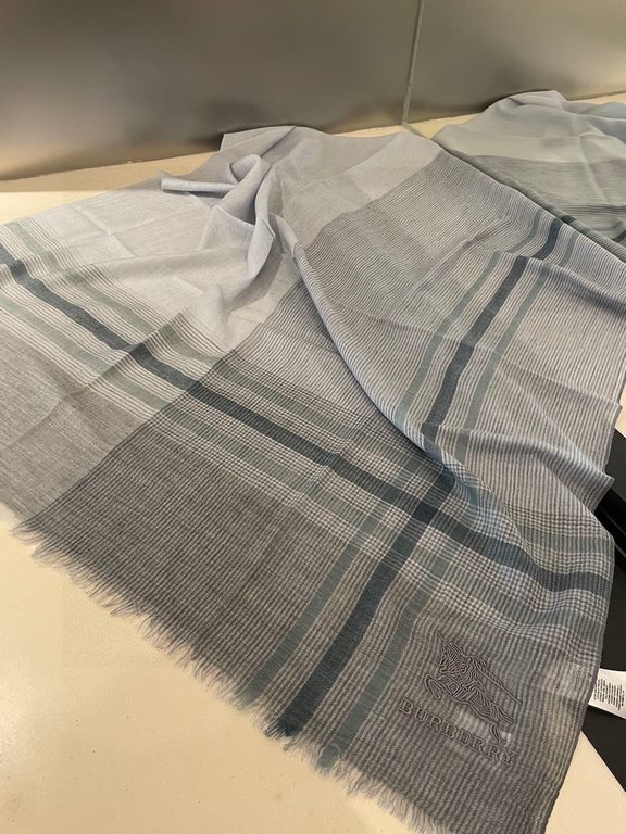 Highly recommended!!! Premium cozy chic vibe, take it if you believe me! Burberry this touch the heart of the soft scarf, can not imitate the color and temperament!!!! Scarf light and shadow will also have a very beautif