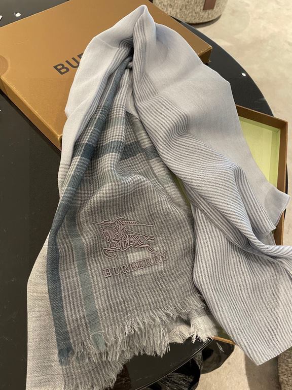 Highly recommended!!! Premium cozy chic vibe, take it if you believe me! Burberry this touch the heart of the soft scarf, can not imitate the color and temperament!!!! Scarf light and shadow will also have a very beautif