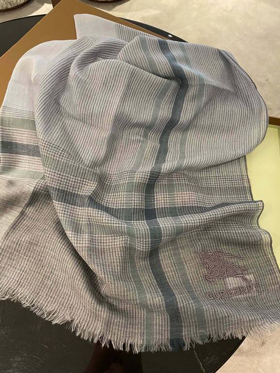 Highly recommended!!! Premium cozy chic vibe, take it if you believe me! Burberry this touch the heart of the soft scarf, can not imitate the color and temperament!!!! Scarf light and shadow will also have a very beautif