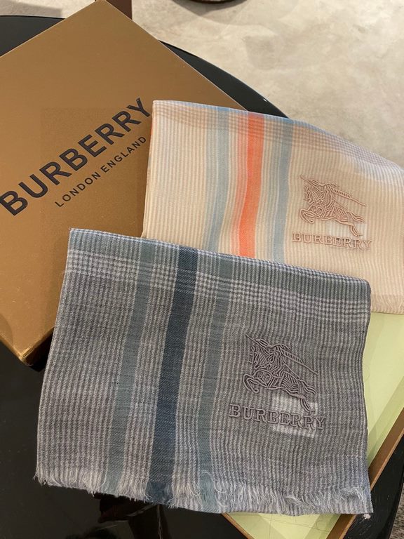 Highly recommended!!! Premium cozy chic vibe, take it if you believe me! Burberry this touch the heart of the soft scarf, can not imitate the color and temperament!!!! Scarf light and shadow will also have a very beautif