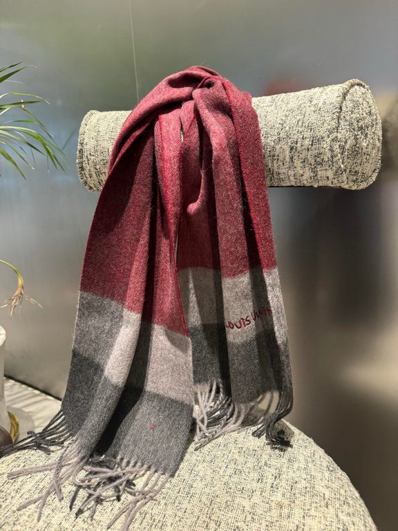 L V [Men's and Women's Scarves] Rage to keep it for yourself, a rare high-end men's style! Family benefits! Burberry very positive men's scarf ~ fabric big love, very soft and delicate comfortable, light water ripple! At