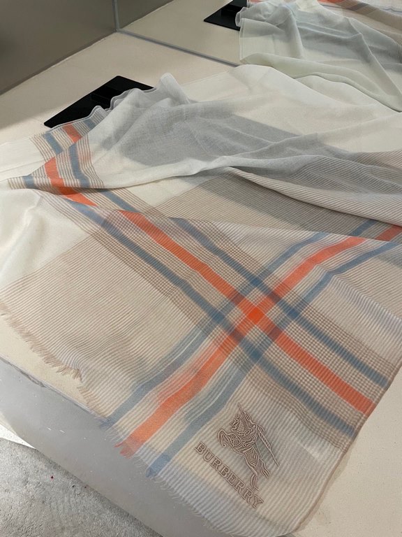 Highlighted!!! Premium cozy chic vibe, take it if you believe me! This soft scarf from Burberry that touches the heart with inimitable colors and temperament!!!! The scarf will also have a very beautiful shubo ripple tex