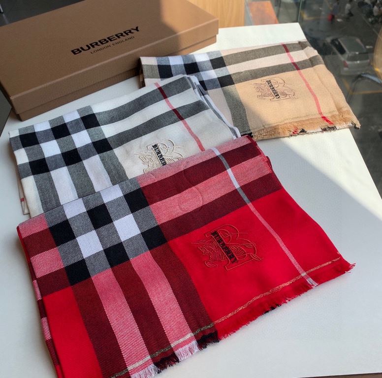 Heavyweight recommended   [top foreign single]   fire N years of the classic grid, when the trend of people have several Burberry scarves in the closet, a small scarf its role can not be underestimated, it is absolutely 