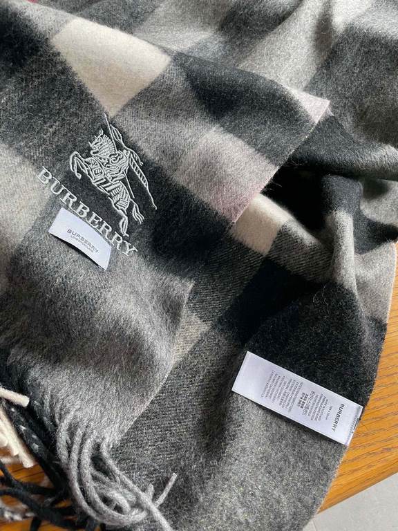 Never outdated Burberry plaid perpetual models, bbr war horse embroidery  Classic [large plaid gold thread shawl] quality feel good to the point of no return  100% lambswool  Highly cutting-edge product  Absolutely screa