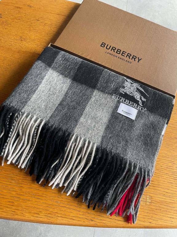 Never outdated Burberry plaid perpetual models, bbr war horse embroidery  Classic [large plaid gold thread shawl] quality feel good to the point of no return  100% lambswool  Highly cutting-edge product  Absolutely screa