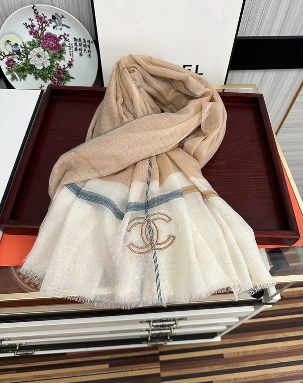 New Burberry   heavy recommended [double C logo]   too beautiful   hot N years of plaid, everyone likes   when the hipsters have several Ba family scarves in the closet,   a change of scarf is enough to give you a refres