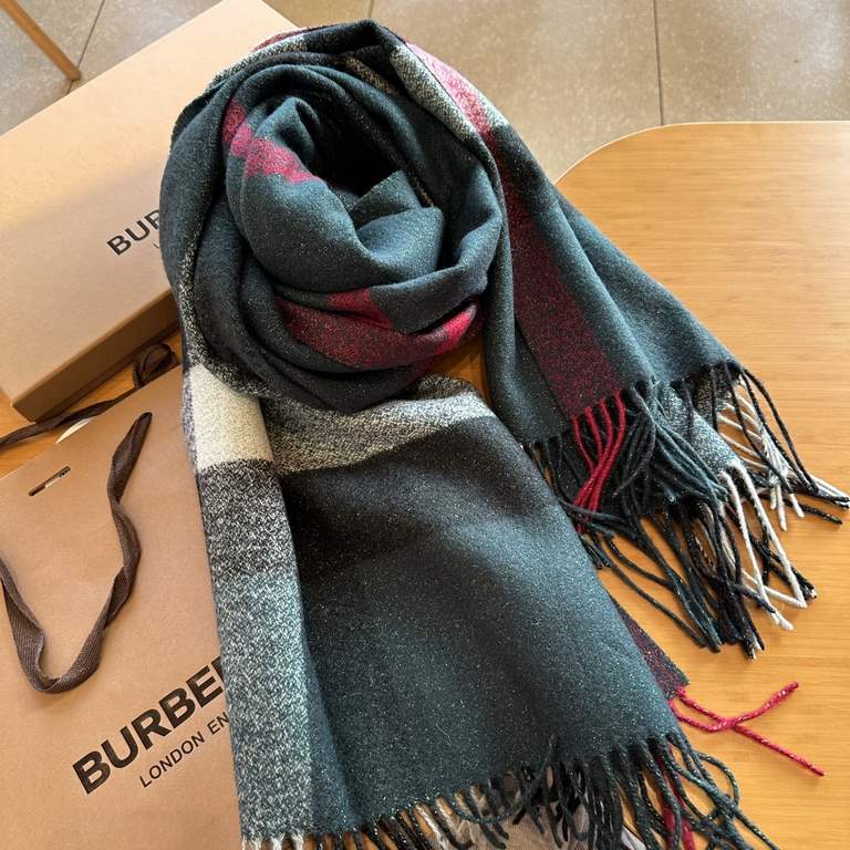 The factory received, Christmas models, the same models with the same batch of shawl models, bur counter main bling bling Christmas series,  burberry export orders from the United Kingdom, the designated domestic first-c