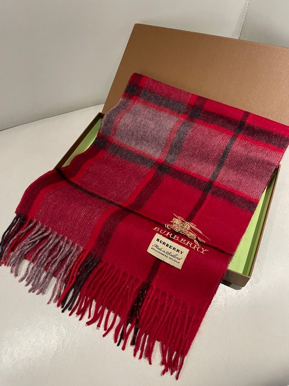 Burberry high quality imported mixed velvet scarf shocked on the shelves of overseas counters the latest men and women couple cashmere scarf domestic counters are not on the shelves from the style to the fabric are very 