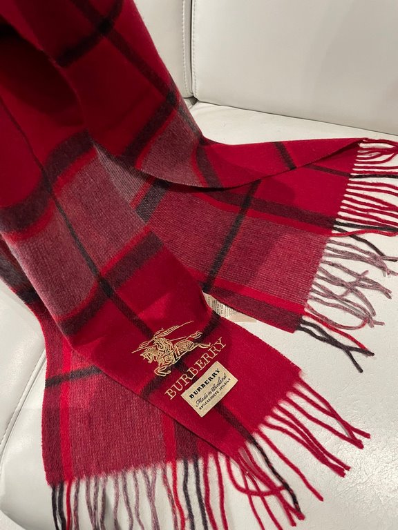 Burberry high quality imported mixed velvet scarf shocked on the shelves of overseas counters the latest men and women couple cashmere scarf domestic counters are not on the shelves from the style to the fabric are very 