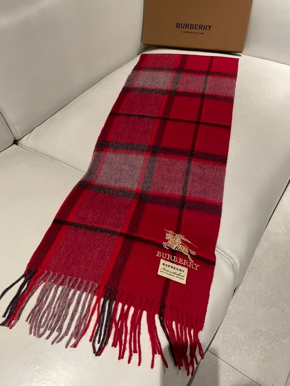 Burberry high quality imported mixed velvet scarf shocked on the shelves of overseas counters the latest men and women couple cashmere scarf domestic counters are not on the shelves from the style to the fabric are very 