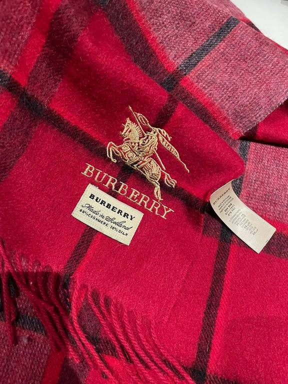 Burberry high quality imported mixed velvet scarf shocked on the shelves of overseas counters the latest men and women couple cashmere scarf domestic counters are not on the shelves from the style to the fabric are very 