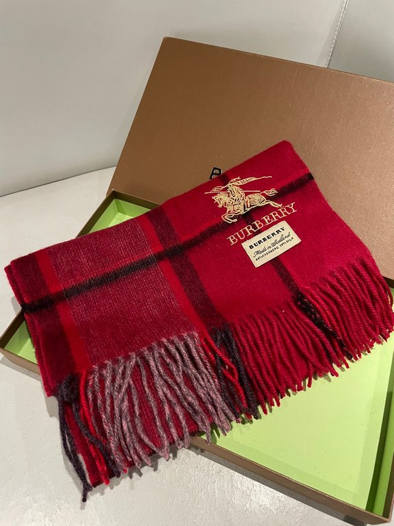 Burberry high quality imported mixed velvet scarf shocked on the shelves of overseas counters the latest men and women couple cashmere scarf domestic counters are not on the shelves from the style to the fabric are very 