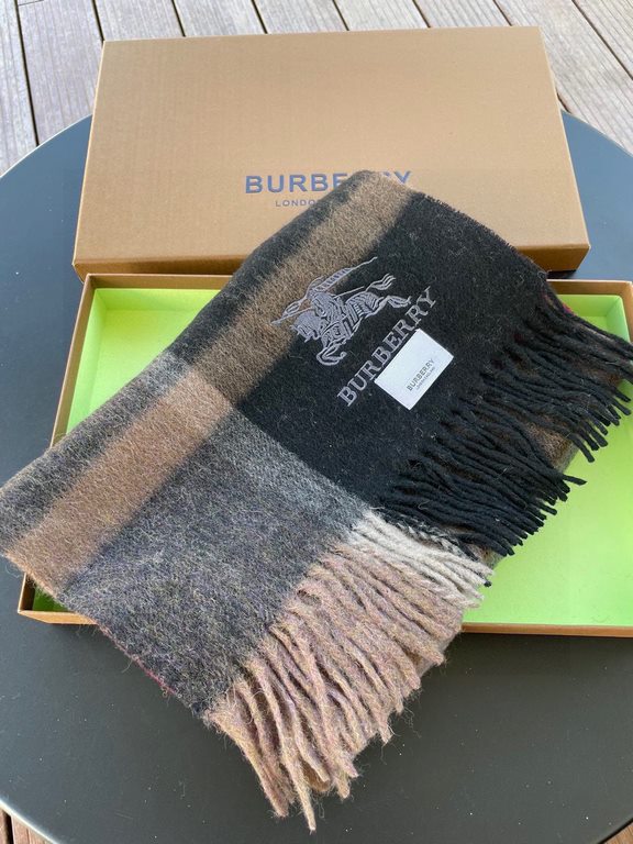 Burberry Bur unisex cashmere plaid looks crazy good, so stylish and glamorous!!!! Very svelte and stylish fallwinter piece! Really love it, very Classical k style design. 100% cashmere, feel really absolute! Forward and 