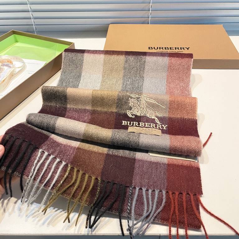 Burberry arrived the attention of the war horse embroidery standard new color all the latest official website color, the highest quality of young designers launched the latest concept, with the tonal yarn dyeing and then