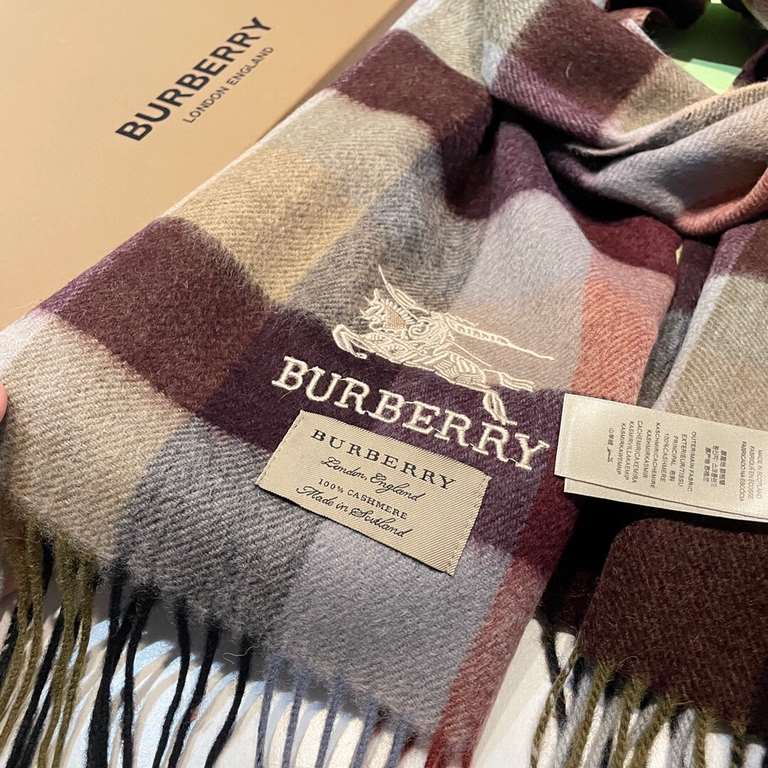 Burberry arrived the attention of the war horse embroidery standard new color all the latest official website color, the highest quality of young designers launched the latest concept, with the tonal yarn dyeing and then