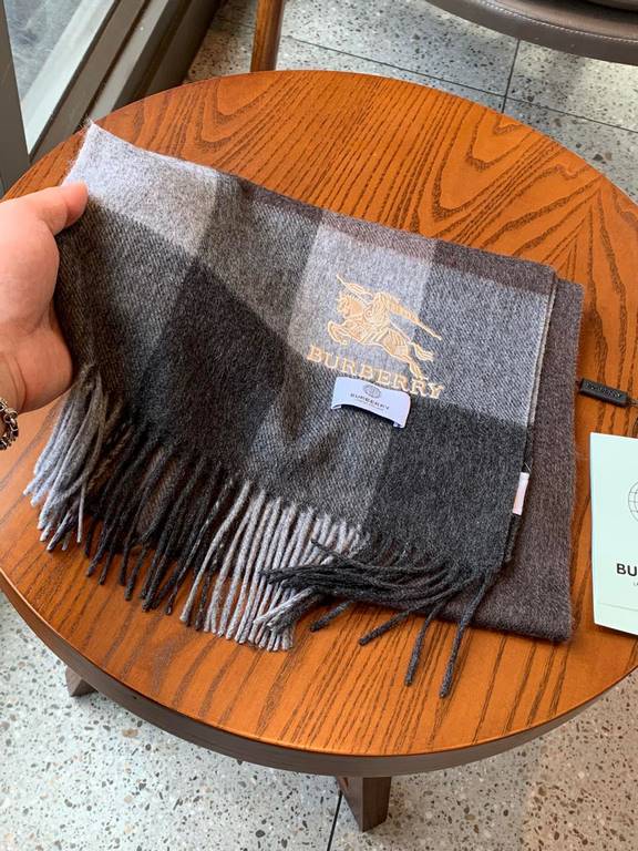 Burberry latest men's two-color pure cashmere scarf   our men's scarf and buy and cherish ~~~ men's models are really few and far between, only a few models a year, are export orders so it is more difficult to meet. Men'