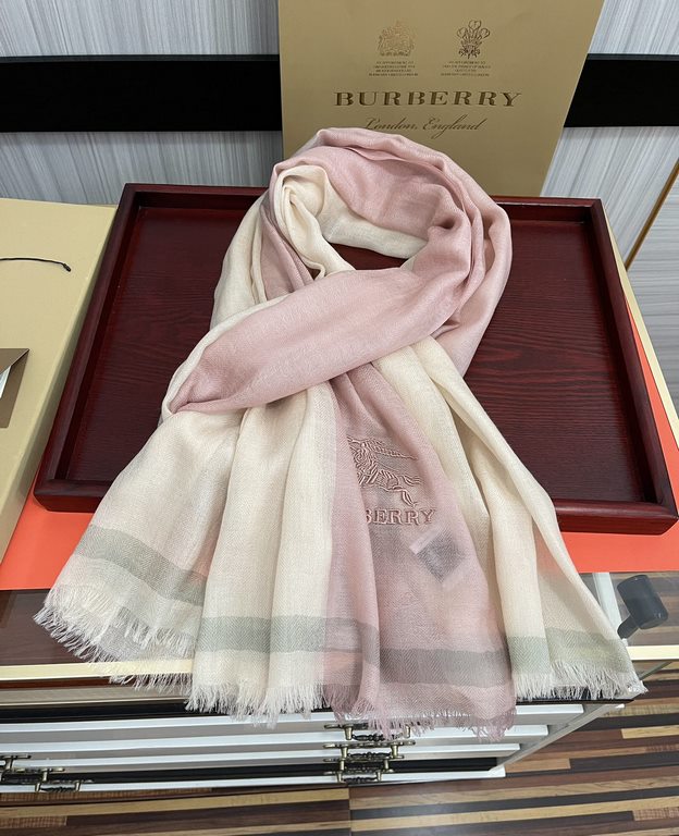 New  Barberry   Heavyweight Recommendation  Too beautiful  Fire N years of plaid, everyone loves  When the hipsters have several Bajaja scarves in the closet,  Changing a scarf will be enough to give you a refreshed feel