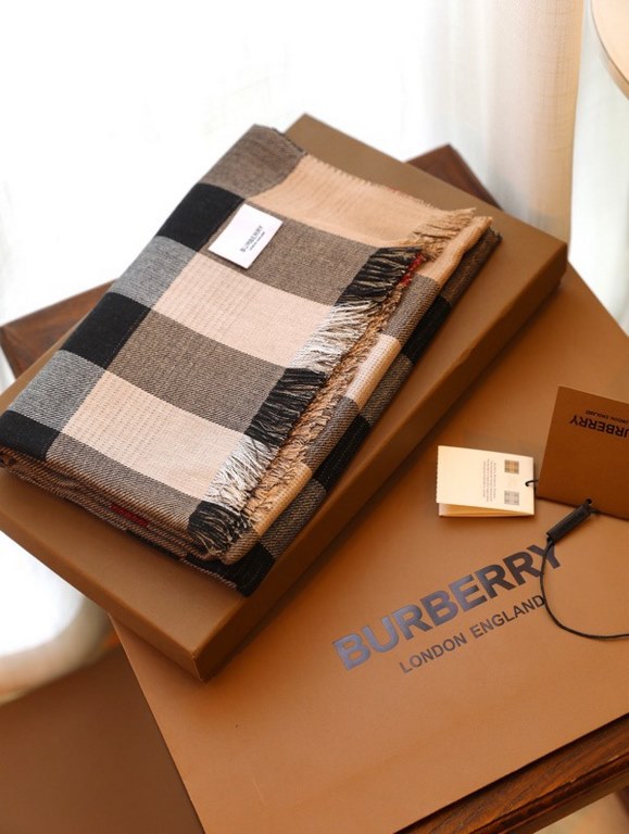 .Burberry [Welsh Check Large Shawl] Lightweight scarf crafted in Italy from checkered cashmere, adorned with a Prince of Wales check pattern on the reverse; embellished with tassel detailing at the edges.Product Details2