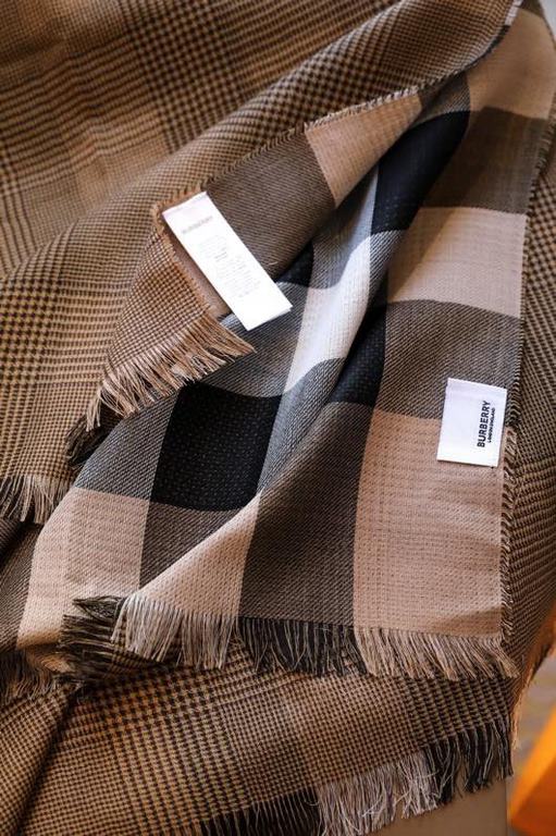 .Burberry [Welsh Check Large Shawl] Lightweight scarf crafted in Italy from checkered cashmere, adorned with a Prince of Wales check pattern on the reverse; embellished with tassel detailing at the edges.Product Details2