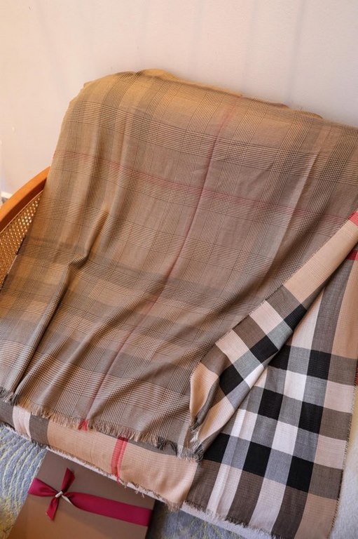 .Burberry [Welsh Check Large Shawl] Lightweight scarf crafted in Italy from checkered cashmere, adorned with a Prince of Wales check pattern on the reverse; embellished with tassel detailing at the edges.Product Details2