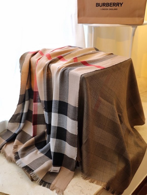 .Burberry [Welsh Check Large Shawl] Lightweight scarf crafted in Italy from checkered cashmere, adorned with a Prince of Wales check pattern on the reverse; embellished with tassel detailing at the edges.Product Details2