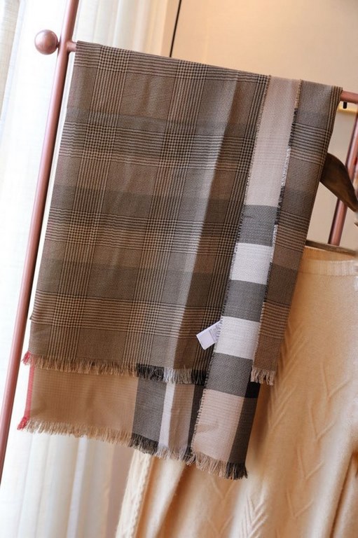 .Burberry [Welsh Check Large Shawl] Lightweight scarf crafted in Italy from checkered cashmere, adorned with a Prince of Wales check pattern on the reverse; embellished with tassel detailing at the edges.Product Details2