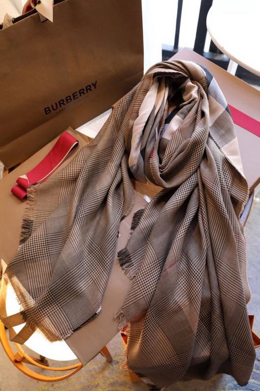 .Burberry [Welsh Check Large Shawl] Lightweight scarf crafted in Italy from checkered cashmere, adorned with a Prince of Wales check pattern on the reverse; embellished with tassel detailing at the edges.Product Details2