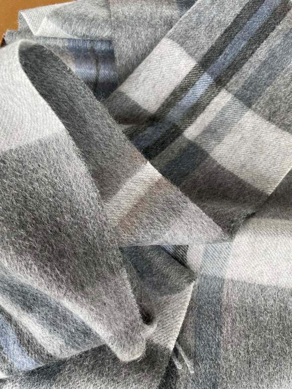 The Burberry Bur cashmere plaid looks crazy good, so stylish and glamorous!!!! Very svelte and stylish fallwinter piece! Really like it, very Classical men's design. Men's stuff less and more! ! 100% cashmere, the feel i