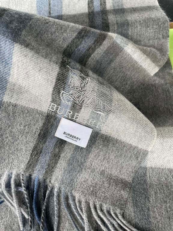 The Burberry Bur cashmere plaid looks crazy good, so stylish and glamorous!!!! Very svelte and stylish fallwinter piece! Really like it, very Classical men's design. Men's stuff less and more! ! 100% cashmere, the feel i