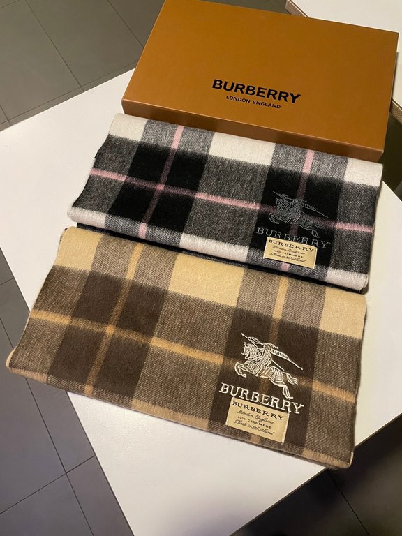 Burberry men's and women's scarves, the style is very masculine, is classic and generous  The fabric used is a guest lamb's wool, delicate softness are very good, very beautiful. The upper body effect is unbeatable good-