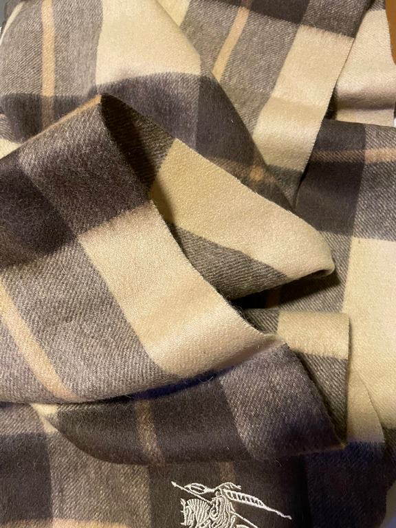 Burberry men's and women's scarves, the style is very masculine, is classic and generous  The fabric used is a guest lamb's wool, delicate softness are very good, very beautiful. The upper body effect is unbeatable good-