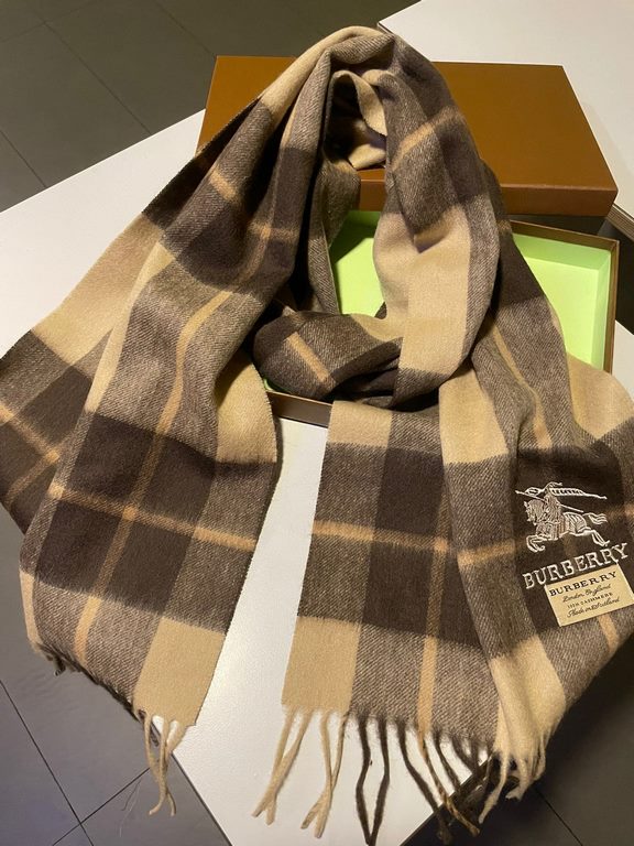 Burberry men's and women's scarves, the style is very masculine, is classic and generous  The fabric used is a guest lamb's wool, delicate softness are very good, very beautiful. The upper body effect is unbeatable good-