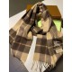 Burberry men's and women's scarves, the style is very masculine, is classic and generous  The fabric used is a guest lamb's wool, delicate softness are very good, very beautiful. The upper body effect is unbeatable good-