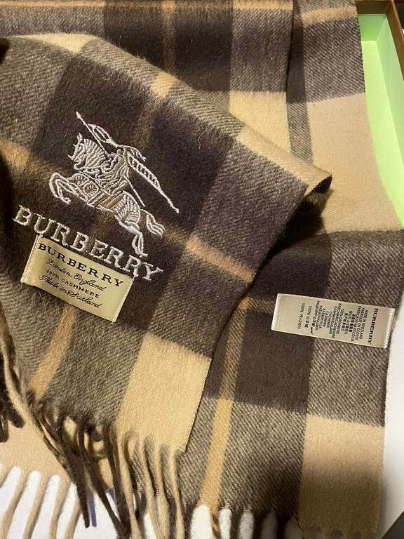 Burberry men's and women's scarves, the style is very masculine, is classic and generous  The fabric used is a guest lamb's wool, delicate softness are very good, very beautiful. The upper body effect is unbeatable good-