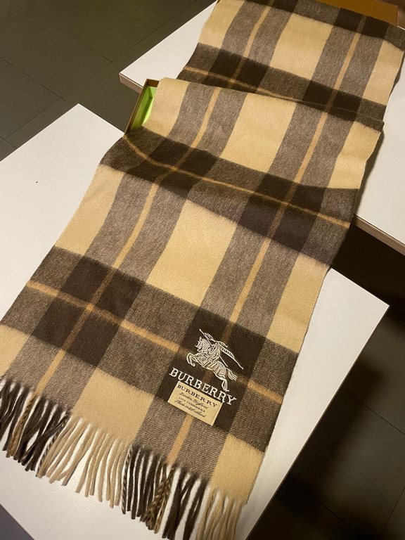 Burberry men's and women's scarves, the style is very masculine, is classic and generous  The fabric used is a guest lamb's wool, delicate softness are very good, very beautiful. The upper body effect is unbeatable good-