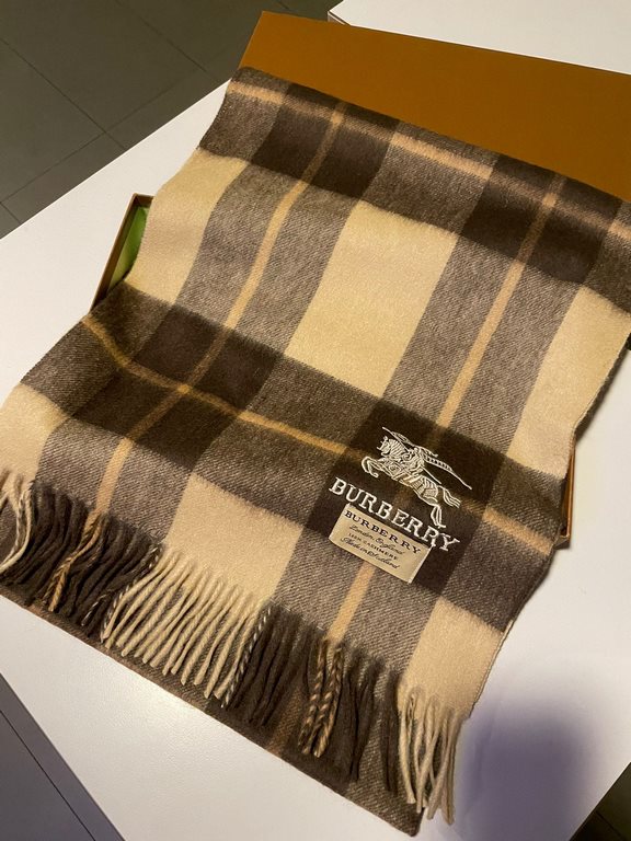 Burberry men's and women's scarves, the style is very masculine, is classic and generous  The fabric used is a guest lamb's wool, delicate softness are very good, very beautiful. The upper body effect is unbeatable good-