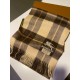 Burberry men's and women's scarves, the style is very masculine, is classic and generous  The fabric used is a guest lamb's wool, delicate softness are very good, very beautiful. The upper body effect is unbeatable good-