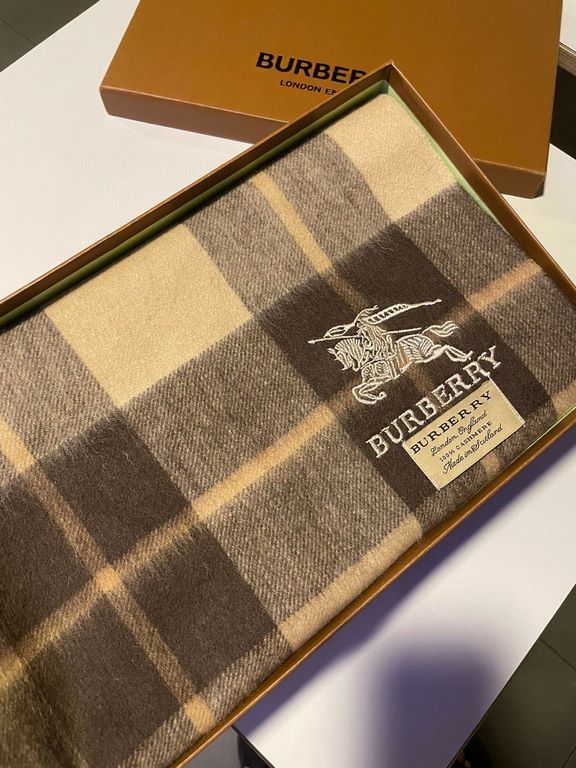 Burberry men's and women's scarves, the style is very masculine, is classic and generous  The fabric used is a guest lamb's wool, delicate softness are very good, very beautiful. The upper body effect is unbeatable good-