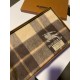 Burberry men's and women's scarves, the style is very masculine, is classic and generous  The fabric used is a guest lamb's wool, delicate softness are very good, very beautiful. The upper body effect is unbeatable good-