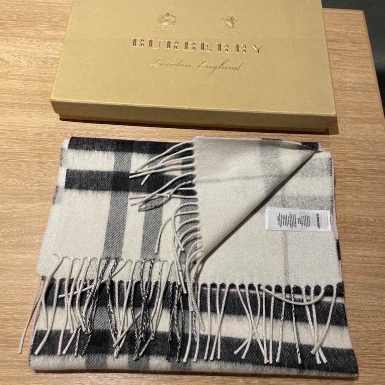 Couple models Burberry new models     Super quality and versatile models,   Absolutely good quality to the burst of value   latest export    men and women cashmere scarves. Feeling delicate degree is very good   key to t