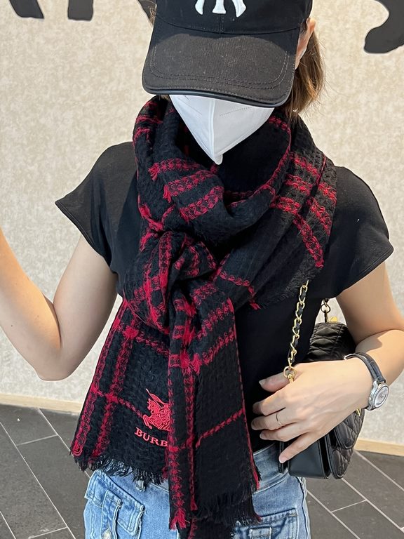 Ruthless goods to attack    Burberry classic models re-launched Fixed weave lambswool ring velvet fabric scarf, classic skeleton scarf Hand feel extremely silky, super comfortable on the body! Embroidered with B's classi